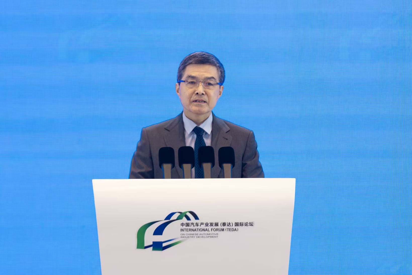 电动汽车将成为赚钱工具？汽车圈内卷态势下，欧阳明高指出这一价值洼地