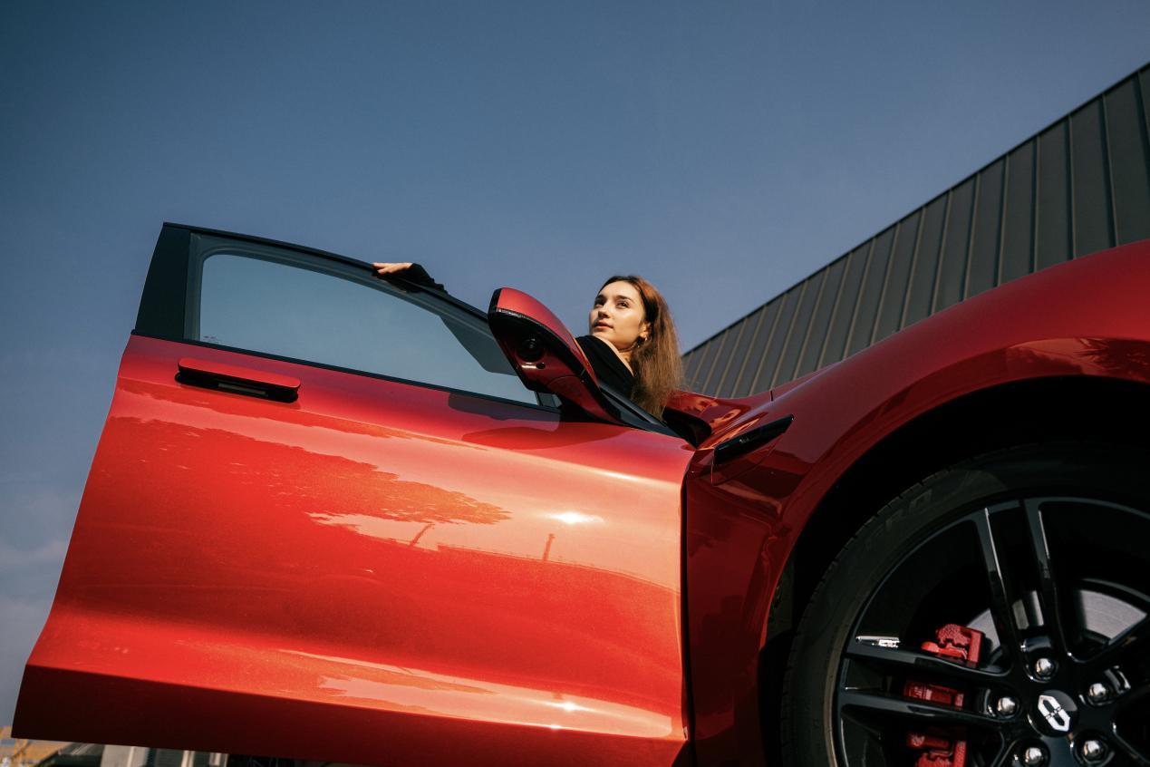 解锁生活美学问界新M5 Ultra重新定义都市智能SUV