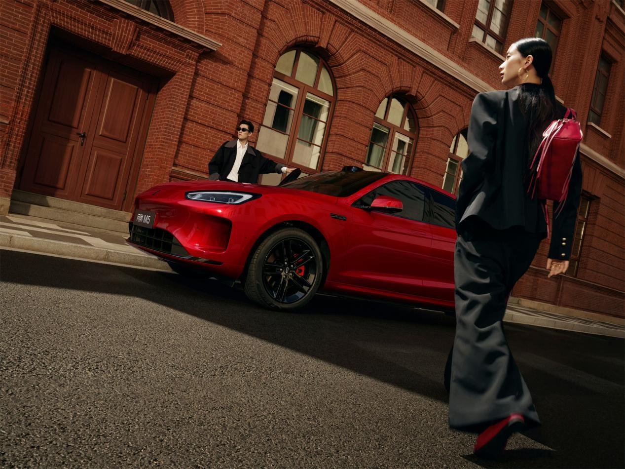 解锁生活美学问界新M5 Ultra重新定义都市智能SUV