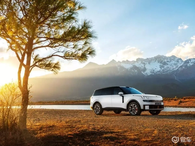 领克900智能驾驶在雨夜复杂路况下表现稳健出色