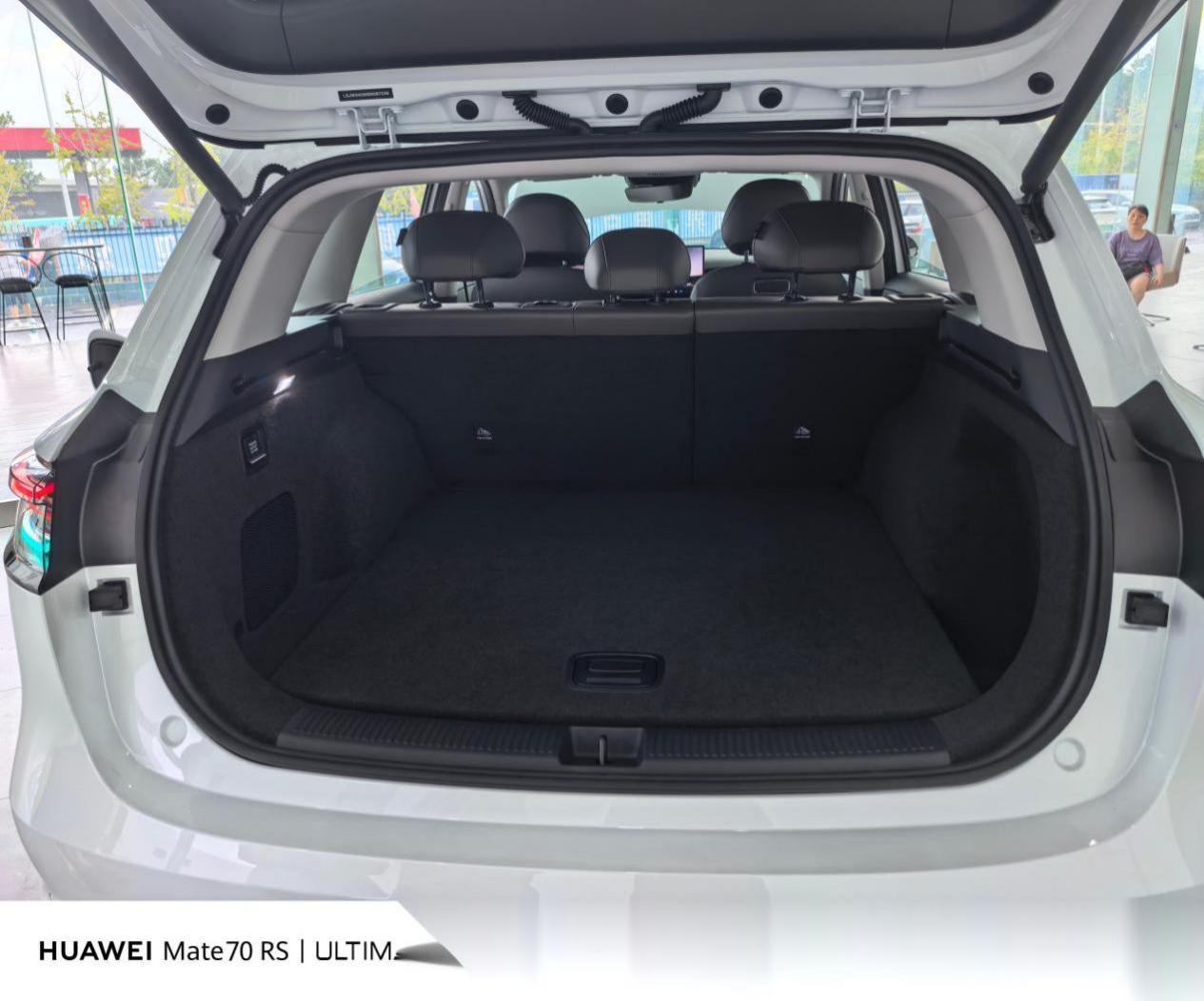 年底购车看零跑C10:销量火爆+全球品质+家庭舒享