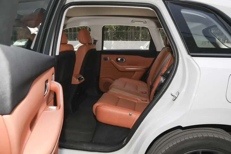 年底购车看零跑C10:销量火爆+全球品质+家庭舒享