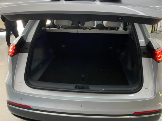 年底购车看零跑C10:销量火爆+全球品质+家庭舒享