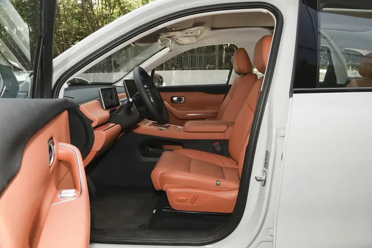 年底购车看零跑C10:销量火爆+全球品质+家庭舒享