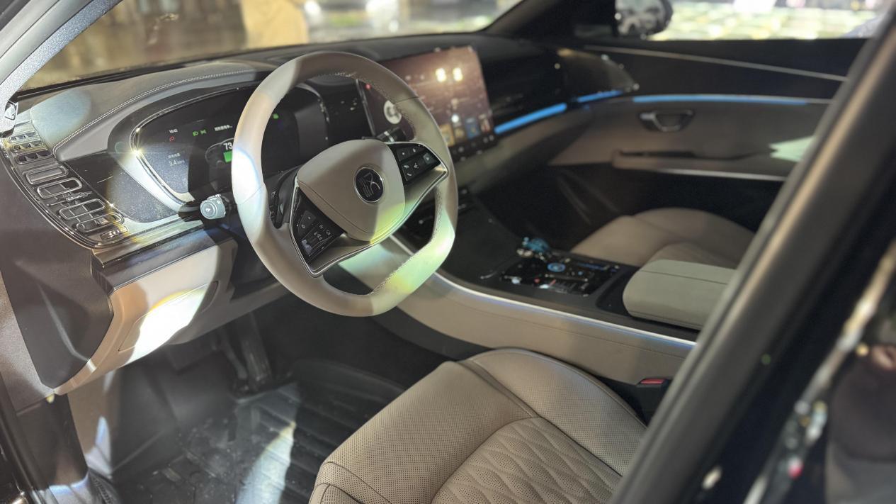 国潮美学+全域智驾 比亚迪汉智驾版成都站加推上市