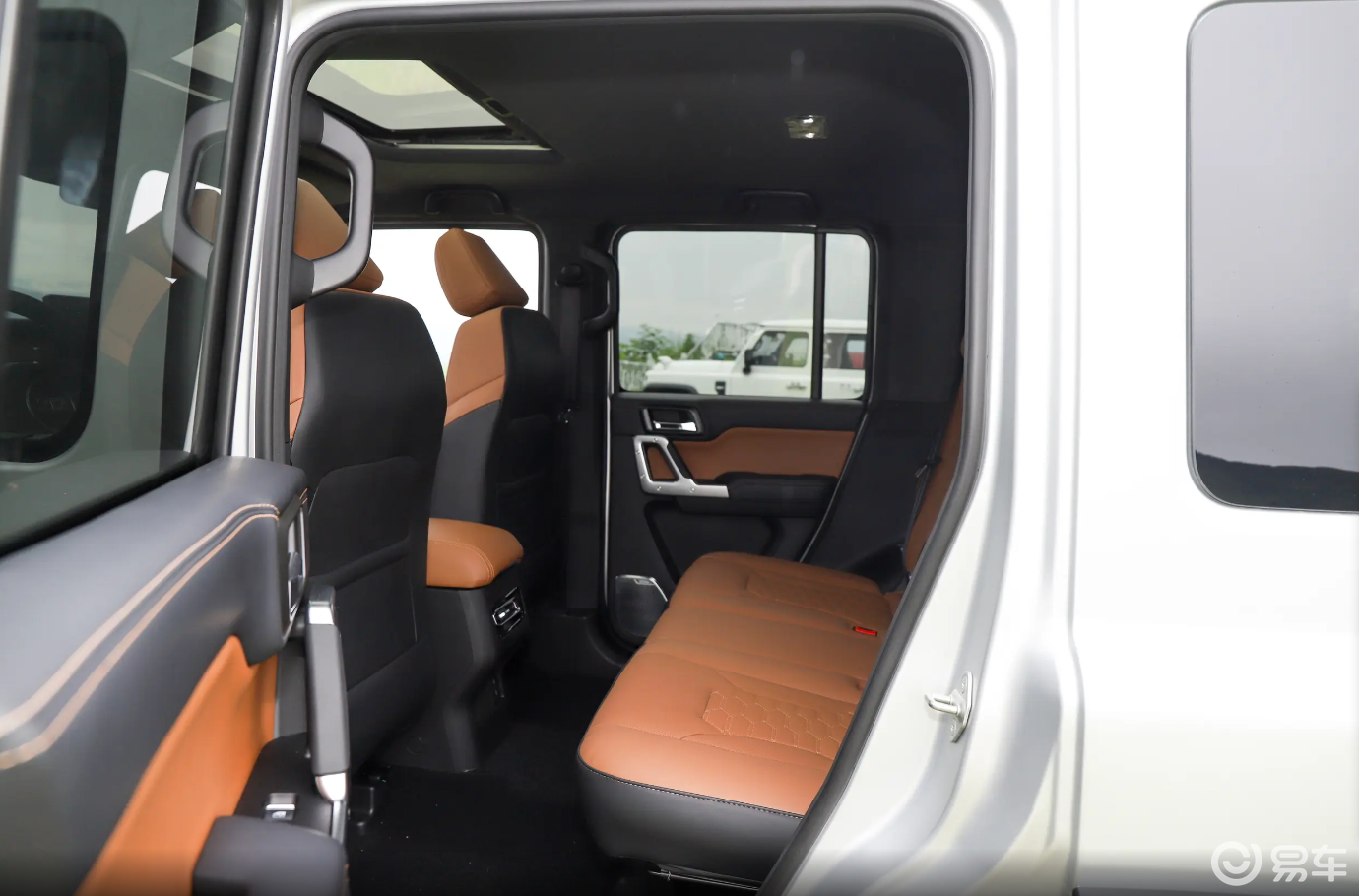 柴油212 T01,硬件配置不错,80升油箱长续航