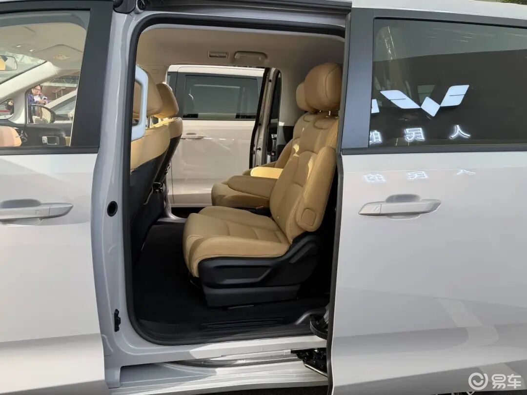 官方指导价7.30-10.98万 五菱星光730正式上市